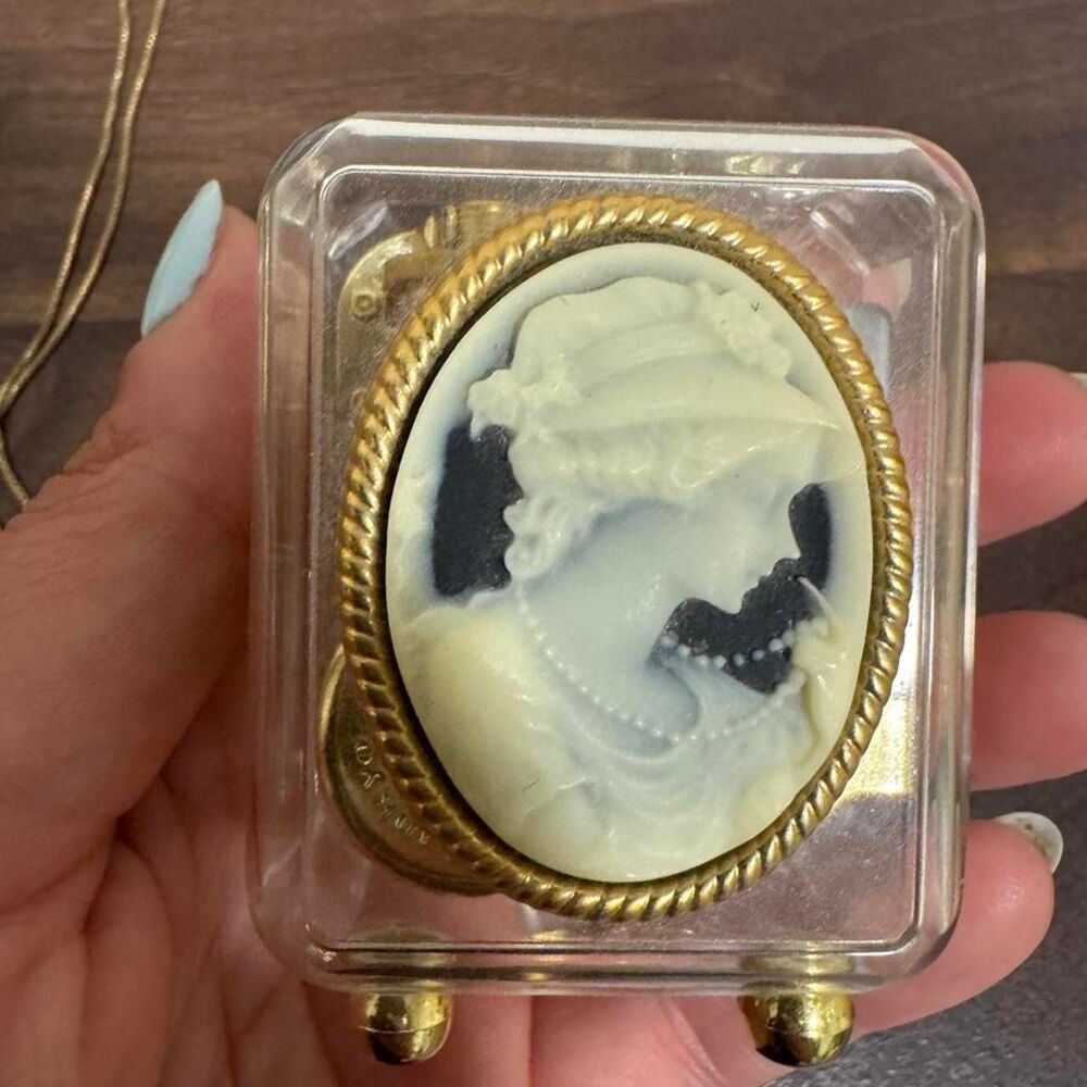 Vintage Sankyo Cameo Music Box Gold Tone